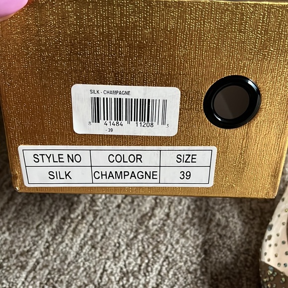 Beautiful like new Lady Couture champagne beaded heal - Picture 5 of 5